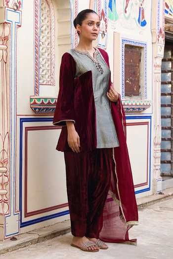 Buy_Swati Wadhwani Couture_Red Tissue, Velvet Yes Embroidered Kurta Set 