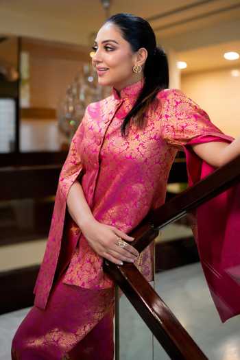 Dusala Fuchsia Silk Mandarin Collar Jodha Banarasi Cape Online at Aza Fashions Dusala_Fuchsia Silk Mandarin Collar Jodha Banarasi Cape _Online_at_Aza_Fashions