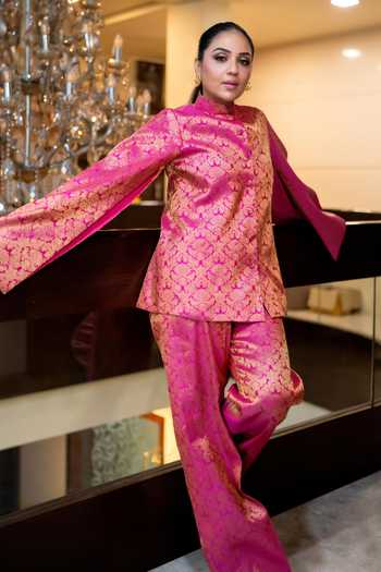 Buy Dusala Fuchsia Silk Mandarin Collar Jodha Banarasi Cape Online at Aza Fashions Buy_Dusala_Fuchsia Silk Mandarin Collar Jodha Banarasi Cape _Online_at_Aza_Fashions
