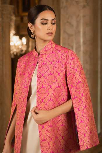 Buy Dusala Fuchsia Silk Mandarin Collar Jodha Banarasi Cape Buy_Dusala_Fuchsia Silk Mandarin Collar Jodha Banarasi Cape