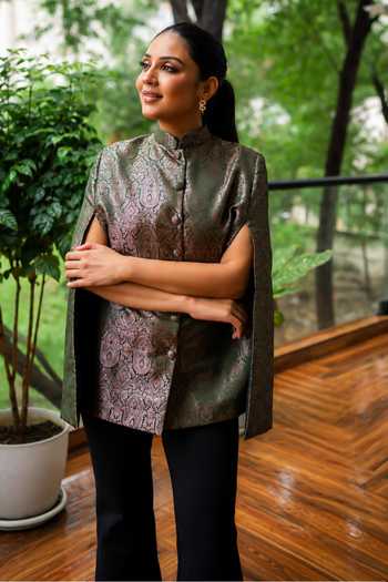 Dusala Green Silk Mandarin Collar Noor Jahan Banarasi Cape Online at Aza Fashions Dusala_Green Silk Mandarin Collar Noor Jahan Banarasi Cape _Online_at_Aza_Fashions