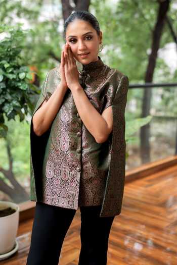 Buy Dusala Green Silk Mandarin Collar Noor Jahan Banarasi Cape Online at Aza Fashions Buy_Dusala_Green Silk Mandarin Collar Noor Jahan Banarasi Cape _Online_at_Aza_Fashions