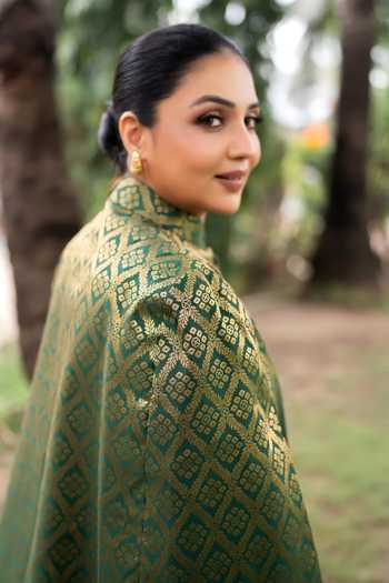 Dusala Green Silk Mandarin Collar Gayatri Banarasi Cape Online at Aza Fashions Dusala_Green Silk Mandarin Collar Gayatri Banarasi Cape _Online_at_Aza_Fashions