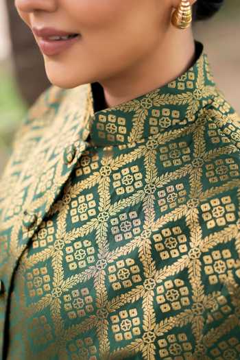 Buy Dusala Green Silk Mandarin Collar Gayatri Banarasi Cape Online at Aza Fashions Buy_Dusala_Green Silk Mandarin Collar Gayatri Banarasi Cape _Online_at_Aza_Fashions