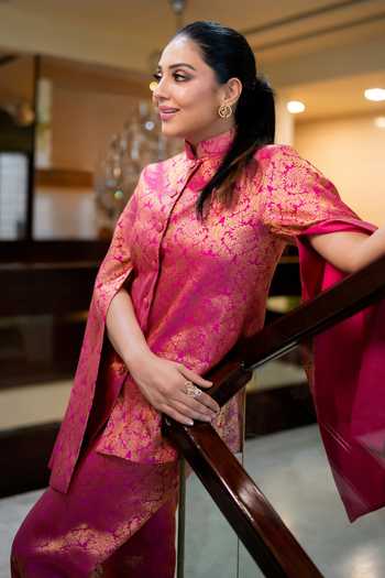 Dusala Pink Silk Mandarin Collar Jodha Banarasi Cape And Pant Co-ord Set Online at Aza Fashions Dusala_Pink Silk Mandarin Collar Jodha Banarasi Cape And Pant Co-ord Set _Online_at_Aza_Fashions