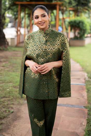 Dusala_Green Silk Mandarin Collar Gayatri Banarasi Cape And Pant Co-ord Set _Online_at_Aza_Fashions