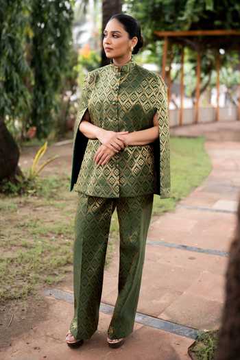 Buy_Dusala_Green Silk Mandarin Collar Gayatri Banarasi Cape And Pant Co-ord Set _Online_at_Aza_Fashions