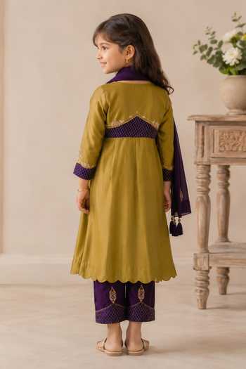 Tatwa Floral Embroidered Kurta Set 