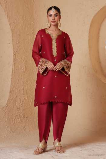 Label Niti Bothra Wine Silk, Organza, Tencel V-neck Embroidered Short Kurta And Pant Set Online at Aza Fashions Label Niti Bothra_Wine Silk, Organza, Tencel V-neck Embroidered Short Kurta And Pant Set _Online_at_Aza_Fashions