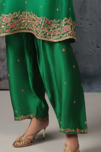 Label Niti Bothra Green Silk, Organza, Tencel Split V-neck, Yes Short Pheran Kurta Set Online at Aza Fashions Label Niti Bothra_Green Silk, Organza, Tencel Split V-neck, Yes Short Pheran Kurta Set _Online_at_Aza_Fashions