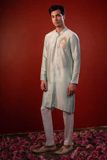 Hilo Design Thread Embroidered Kurta 
