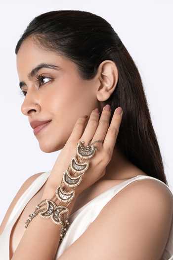 Vaidaan Gold Plated Aarna Mirror Statement Haathphool - Single Pc Online at Aza Fashions Vaidaan_Gold Plated Aarna Mirror Statement Haathphool - Single Pc _Online_at_Aza_Fashions