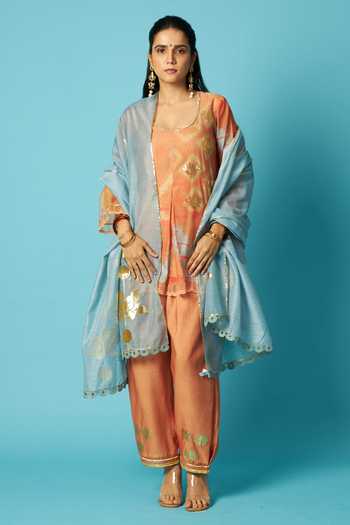Vedika M_Multicolor Chanderi Scoop Neck Bandhani Print Kurta Set _Online_at_Aza_Fashions