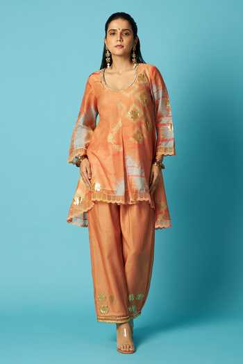 Buy_Vedika M_Multicolor Chanderi Scoop Neck Bandhani Print Kurta Set _Online_at_Aza_Fashions