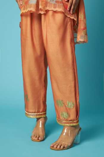 Vedika M_Multicolor Chanderi Scoop Neck Bandhani Print Kurta Set _at_Aza_Fashions