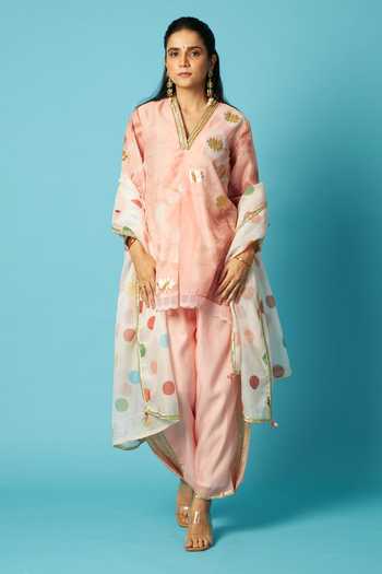 Vedika M_Peach Chanderi V-neck, Yes Printed Kurta Set _at_Aza_Fashions