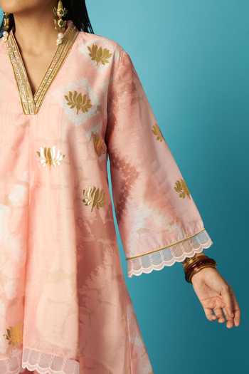 Buy_Vedika M_Peach Chanderi V-neck, Yes Printed Kurta Set 