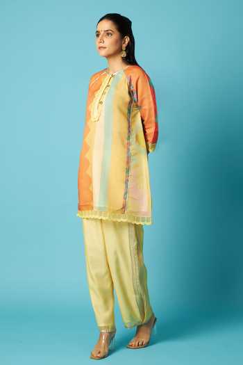 Vedika M_Multi Color Chanderi Round Neck, Yes Printed Kurta Set _Online_at_Aza_Fashions