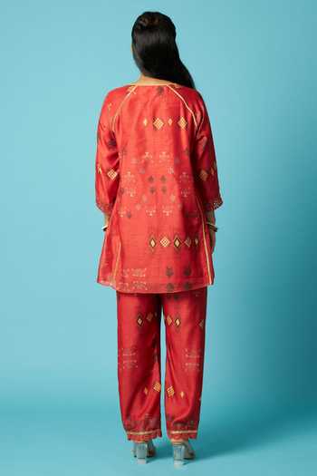 Vedika M Red Chanderi Round Neck Geometric Print Kurta Set Online at Aza Fashions Vedika M_Red Chanderi Round Neck Geometric Print Kurta Set _Online_at_Aza_Fashions