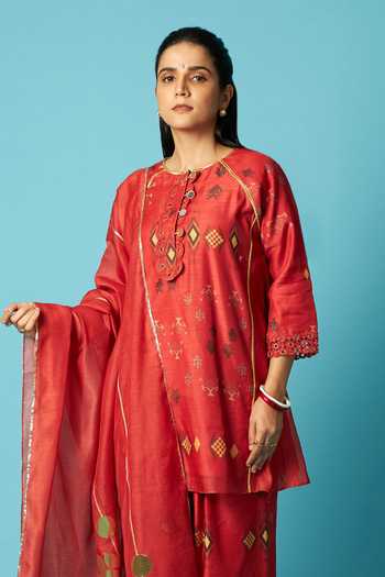 Buy Vedika M Red Chanderi Round Neck Geometric Print Kurta Set Online at Aza Fashions Buy_Vedika M_Red Chanderi Round Neck Geometric Print Kurta Set _Online_at_Aza_Fashions