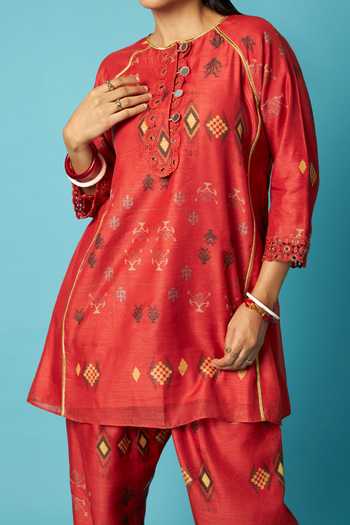 Vedika M Red Chanderi Round Neck Geometric Print Kurta Set at Aza Fashions Vedika M_Red Chanderi Round Neck Geometric Print Kurta Set _at_Aza_Fashions