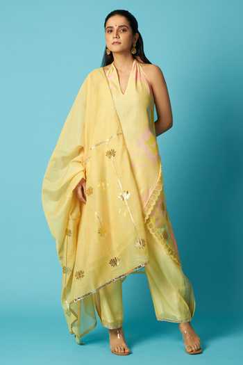 Buy_Vedika M_Yellow Chanderi Halter Neck, Yes Bandhani Print Kurta Pant Set _Online_at_Aza_Fashions