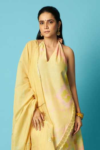Buy_Vedika M_Yellow Chanderi, Kota Doria Halter Neck Printed Kurta Set _Online_at_Aza_Fashions