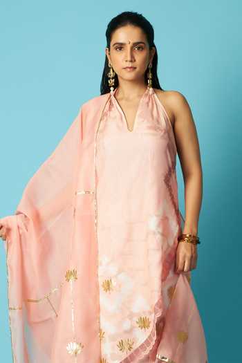 Buy Vedika M Peach Chanderi V-neck, Halter Neck, Yes Bandhani Pattern Kurta Set Buy_Vedika M_Peach Chanderi V-neck, Halter Neck, Yes Bandhani Pattern Kurta Set