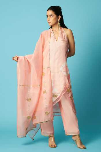 Shop Vedika M Peach Chanderi V-neck, Halter Neck, Yes Bandhani Pattern Kurta Set Shop_Vedika M_Peach Chanderi V-neck, Halter Neck, Yes Bandhani Pattern Kurta Set