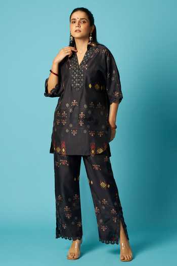 Buy Vedika M Black Chanderi V-neck, Yes Printed Short Kurta And Pant Set Online at Aza Fashions Buy_Vedika M_Black Chanderi V-neck, Yes Printed Short Kurta And Pant Set _Online_at_Aza_Fashions