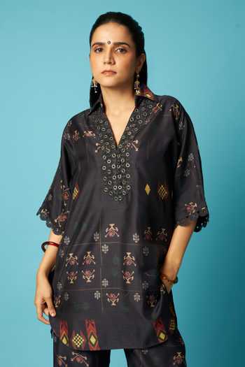 Vedika M Black Chanderi V-neck, Yes Printed Short Kurta And Pant Set at Aza Fashions Vedika M_Black Chanderi V-neck, Yes Printed Short Kurta And Pant Set _at_Aza_Fashions