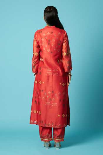 Vedika M_Red Chanderi Split V-neck, Yes Printed Kurta Set _Online_at_Aza_Fashions