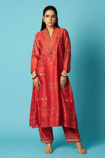 Vedika M_Red Chanderi Split V-neck, Yes Printed Kurta Set _at_Aza_Fashions