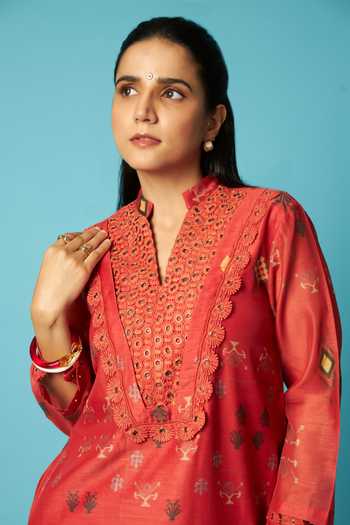 Buy_Vedika M_Red Chanderi Split V-neck, Yes Printed Kurta Set 