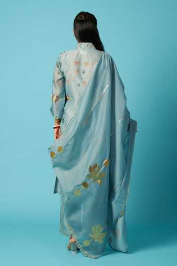 Vedika M_Blue Chanderi V-neck Printed Kurta Set _Online_at_Aza_Fashions