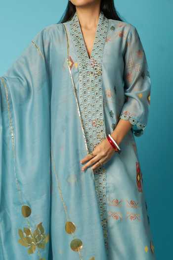 Vedika M_Blue Chanderi V-neck Printed Kurta Set _at_Aza_Fashions
