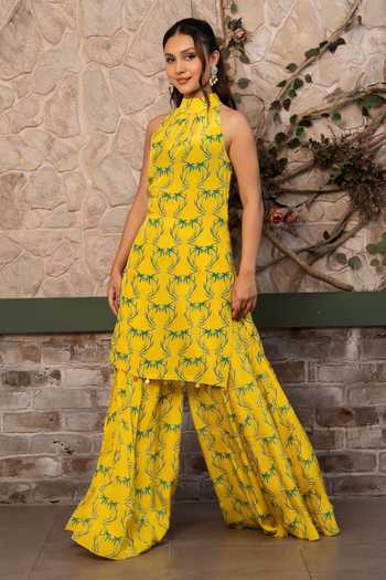 Shop Senren By Eshana Raut Yellow Organza, Crepe Tropical Print Kurta Set Online at Aza Fashions Shop_Senren By Eshana Raut_Yellow Organza, Crepe Tropical Print Kurta Set _Online_at_Aza_Fashions