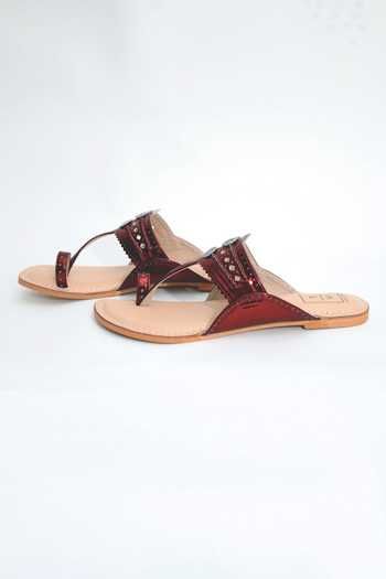Sandalwali Beige Roxanne Glitzy Maroon Kolhapuri Sandals Online at Aza Fashions Sandalwali_Beige Roxanne Glitzy Maroon Kolhapuri Sandals _Online_at_Aza_Fashions