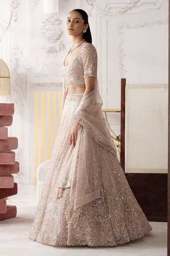 Basanti Kapde aur Koffee Gold Silk, Net Sweetheart Neck Ivory Blush Embroidered Lehenga Set at Aza Fashions Basanti Kapde aur Koffee_Gold Silk, Net Sweetheart Neck Ivory Blush Embroidered Lehenga Set _at_Aza_Fashions