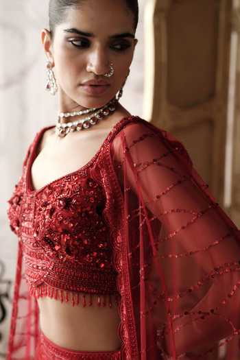 Basanti Kapde aur Koffee_Red Net Sweetheart Neck Crimson Etoile Embroidered Lehenga Set _Online_at_Aza_Fashions