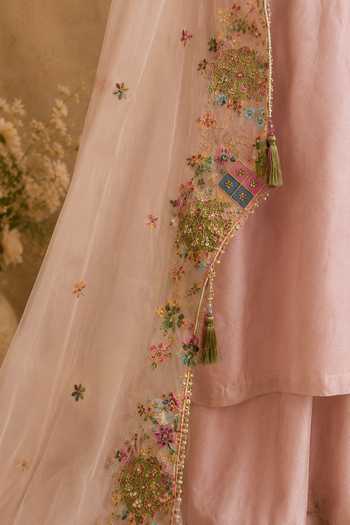 Mandira Wirk_Pink Chanderi Scoop Neck, Yes Floral Resham Embroidered Kurta Set _Online_at_Aza_Fashions