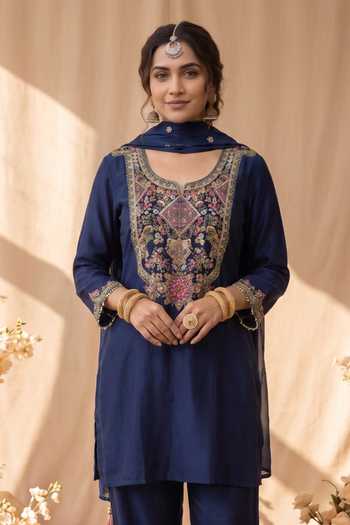 Mandira Wirk_Blue Chanderi Embroidery, Tassels Scoop Neck, Yes Floral Resham Kurta Set _Online_at_Aza_Fashions