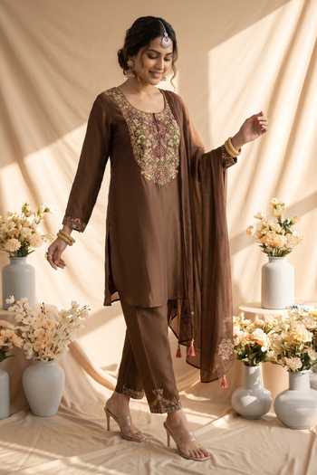 Mandira Wirk Embroidered Floral Panelled Kurta Set