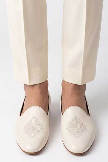 Buy Bubber Couture Off White Theodore Embroidered Juttis Online at Aza Fashions Buy_Bubber Couture_Off White Theodore Embroidered Juttis _Online_at_Aza_Fashions