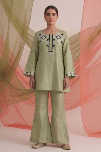 Neelu And Manvi Silk Kurta & Pant Set 