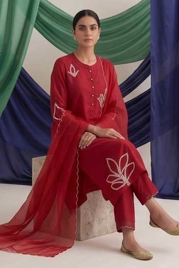 Buy Neelu And Manvi Red Organza, Georgette, Satin Round Neck Embroidered Kurta Pant Set Buy_Neelu And Manvi_Red Organza, Georgette, Satin Round Neck Embroidered Kurta Pant Set