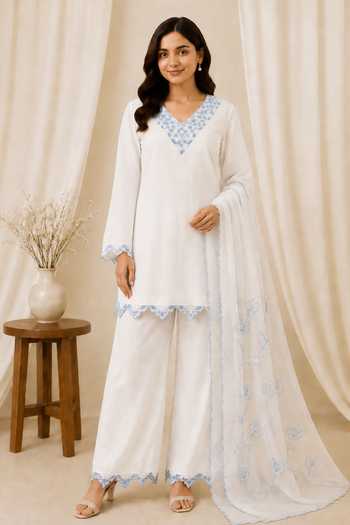 Neelu And Manvi V Neck Kurta Set 