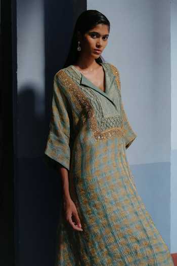 Alam By Tulsi Patel_Green Silk, Tissue V-neck, Yes Vaani Smocked Yoke Kurta And Pant Set _Online_at_Aza_Fashions