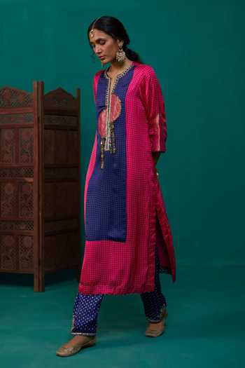 Neitri Fuchsia Silk Split V-neck, Yes Gauri Bandhani Print Kurta And Pant Set at Aza Fashions Neitri_Fuchsia Silk Split V-neck, Yes Gauri Bandhani Print Kurta And Pant Set _at_Aza_Fashions