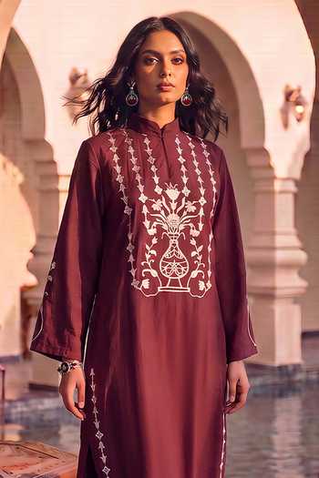 House Of Fett Red Crepe Mandarin Collar, Yes Villa Vase Embroidered Long Tunic Online at Aza Fashions House Of Fett_Red Crepe Mandarin Collar, Yes Villa Vase Embroidered Long Tunic _Online_at_Aza_Fashions